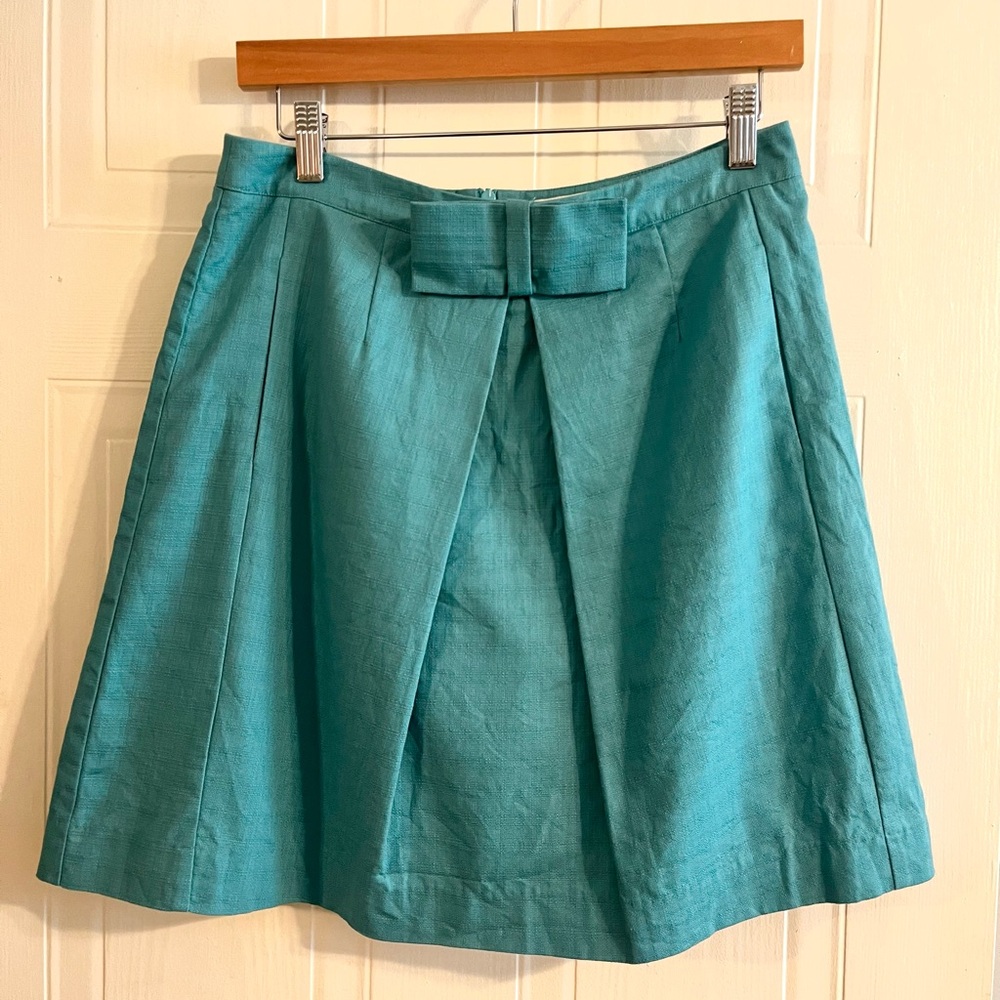 100% COTTON BODEN BLUE PLEATED SKIRT WITH BOW DETAIL - SIZE 6